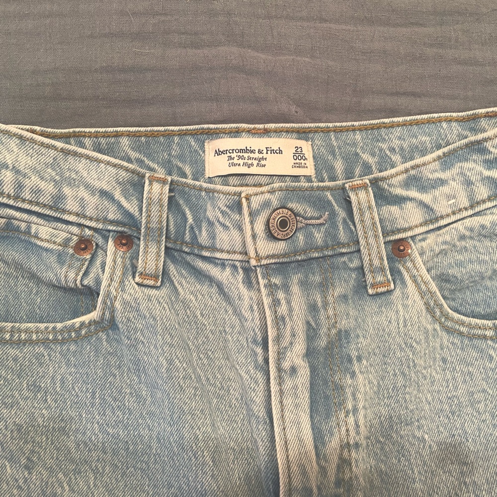 A&F 90’s Ultra High Rise Straight 000R